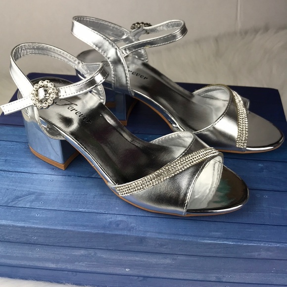 Low Chunky Heel Open Toe Buckled Sandal. - Picture 5 of 8